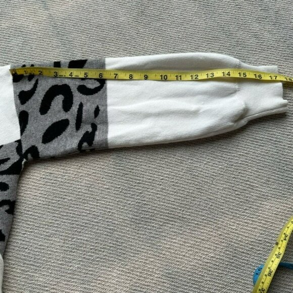 Pretty Garden White Gray Colorblock Sweater Size Medium - Picture 7 of 7